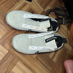 Nike vapor max size 4.5 grey white no shoe laces